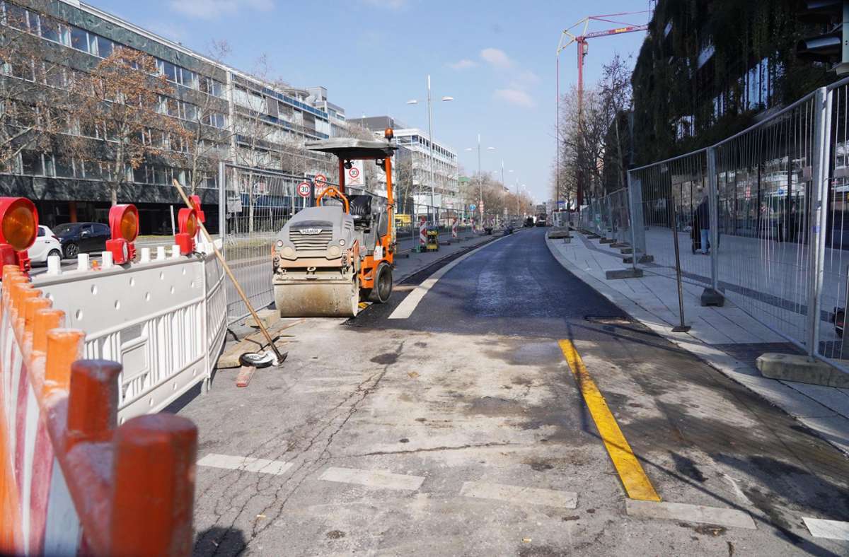 Der neue Radweg an der Theodor-Heuss-Straße wächst.