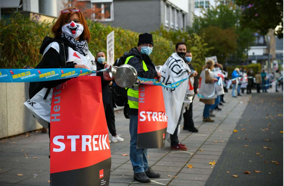 Warnstreik am Klinikum Stuttgart: Menschenkette für mehr Wertschätzung