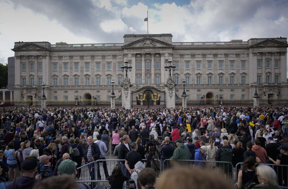 Nach dem Tod von  Queen Elisabeth II. trauern Menschen in London vor dem Buckingham-Palast.