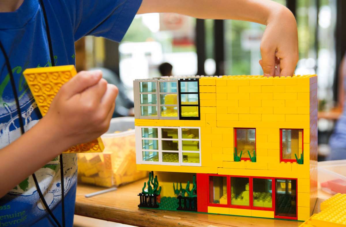 Im Jugendtreff des CVJM haben Kinder eine Woche lang Gebäude aus Lego gebaut. Am Ende entstand eine ganze Stadt aus bunten Steinen.