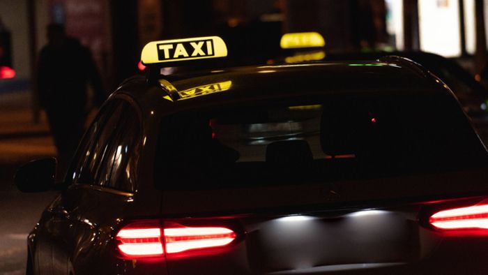 Taxifahrer verprügelt, Polizisten beleidigt
