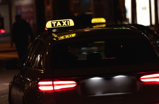 Einer der Männer übergab sich im Taxi (Symbolbild). Foto: imago images/Bihlmayerfotografie/Michael Bihlmayer