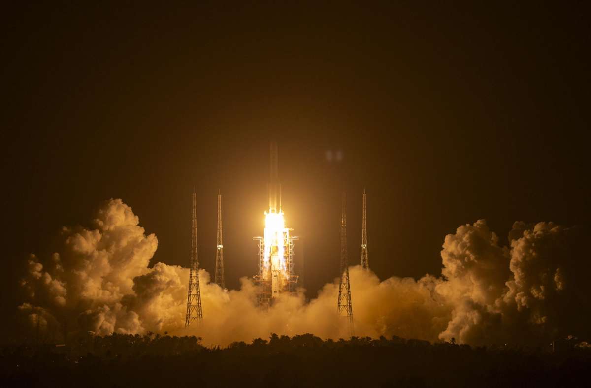Eine Rakete vom Typ „Langer Marsch 5“, die das Raumschiff „Chang’e 5“ auf den Weg zum Erdtrabanten bringen sollte, startet am 24. November auf der Startrampe des Wenchang Space Launch Center.