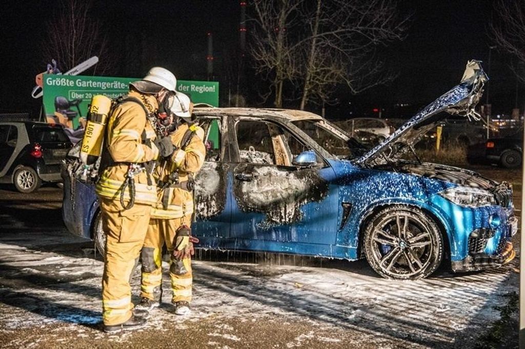Fenster eingeschlagen, dann in Brand gesetzt: Brennender BMW in Sirnau - Zeugen gesucht