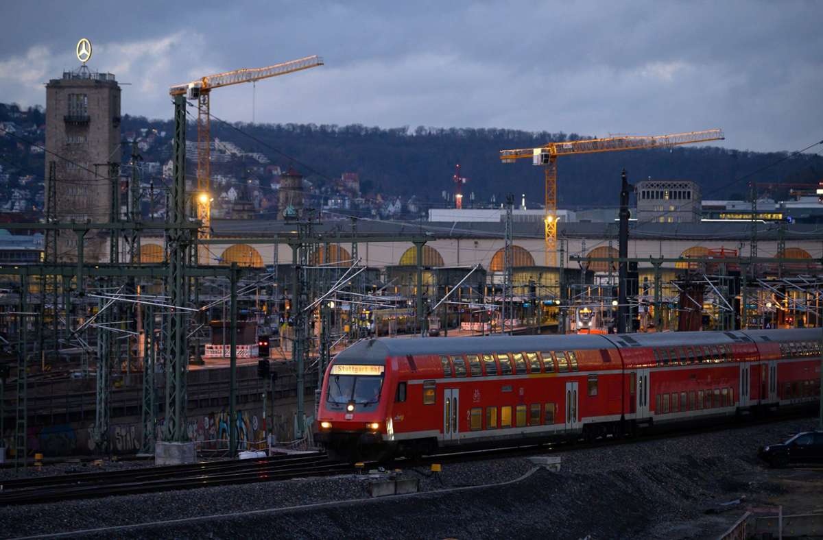 Regionalzug am Stuttgarter Hauptbahnhof – digitale Technik soll auch eine höhere Taktung ermöglichen. (Archivbild) Foto: Sebastian Gollnow/dpa/Sebastian Gollnow