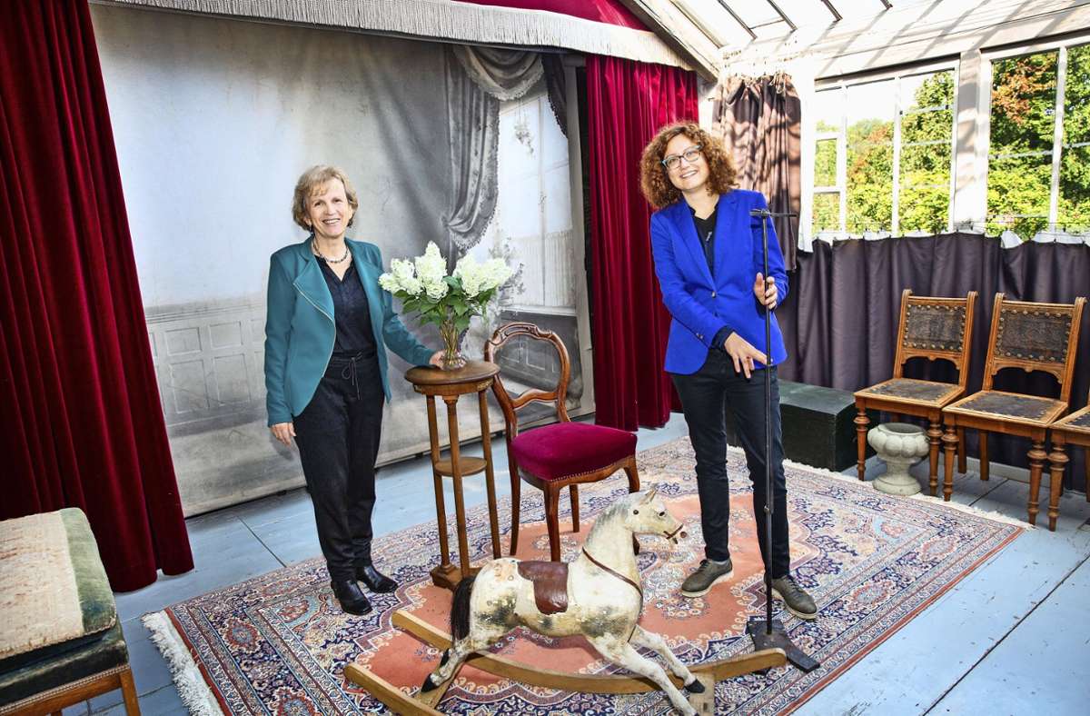 Museumschefin Steffi Cornelius (links) und Jacqueline Berl im Fotoatelier nach dem Vorbild des Ehepaars Hofmann.