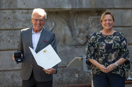 Ausgezeichnet: Jürgen Zeeb mit Ministerin Susanne Eisenmann Foto: Lichtgut/Leif Piechowski