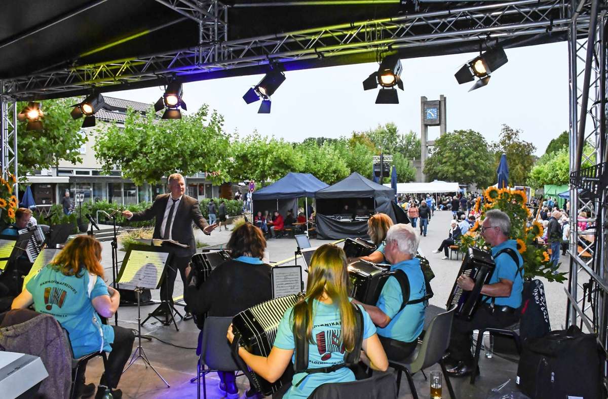 Bei Schlagern, Rockmusik und volkstümlichen Stücken feiern die Besucherinnen und Besucher  den 300. Geburtstag des Stadtteils Stumpenhof.
