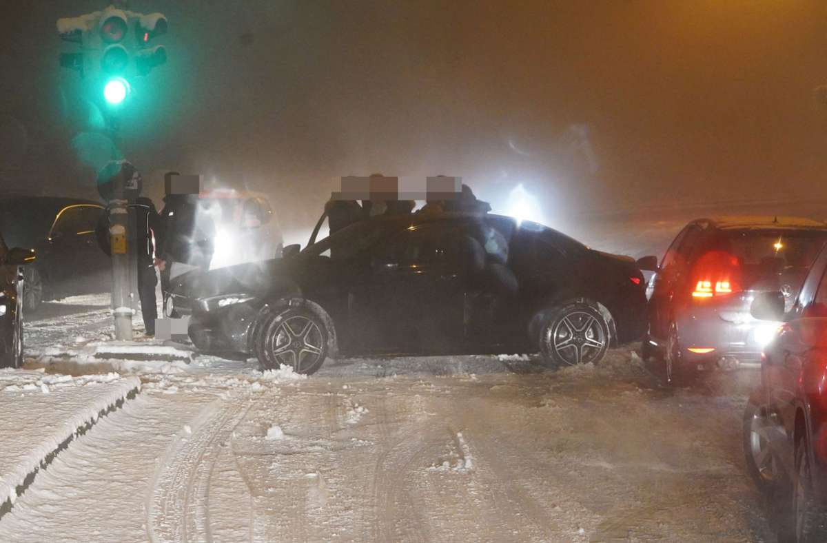 Schnee in Stuttgart: Unfälle auf glatten Straßen – Autos bleiben liegen