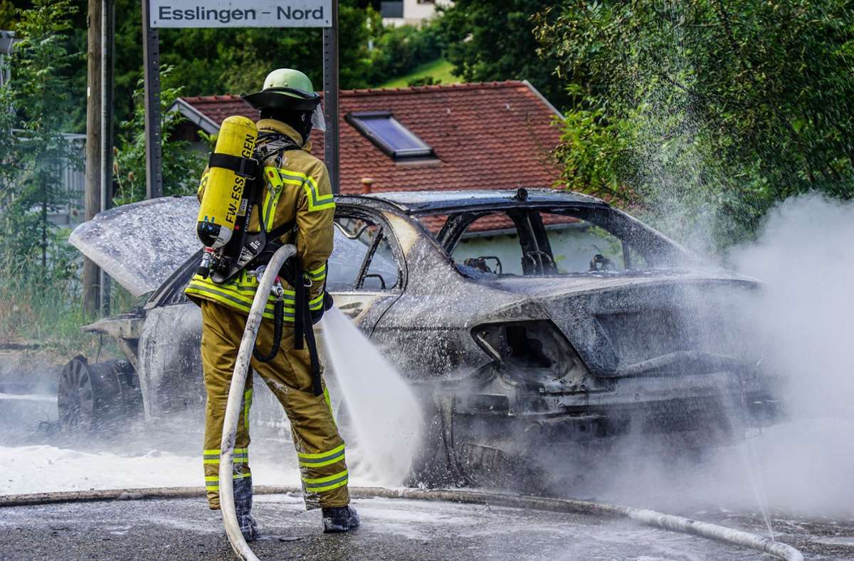 Esslingen: Auto brennt vollständig aus