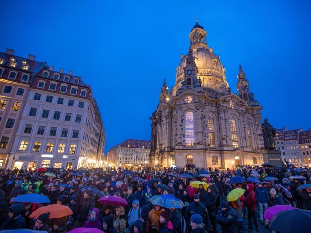 Einwohner von Dresden versammeln sich vor der Frauenkirche zur Auftaktveranstaltung zum 75. Jahrestag der Zerstörung Dresdens im Zweiten Weltkrieg. Foto: Jens Büttner/dpa-Zentralbild/dpa