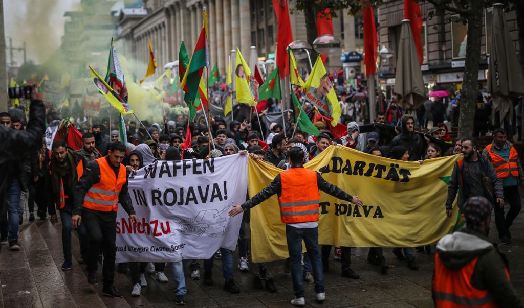 Stuttgart: Kurdische Demonstranten ziehen über die Königstrasse und demonstrieren gegen den Angriff der türkischen Armee auf Nordsyrien.
