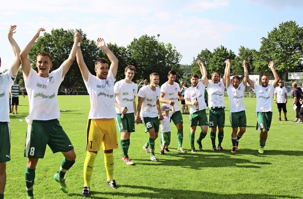Die Fußballer vom TSV Köngen haben allen Grund zum Jubeln: Im Relegationsfinale gegen den TSV Weilheim gelingt der direkte Wiederaufstieg in die Landesliga.