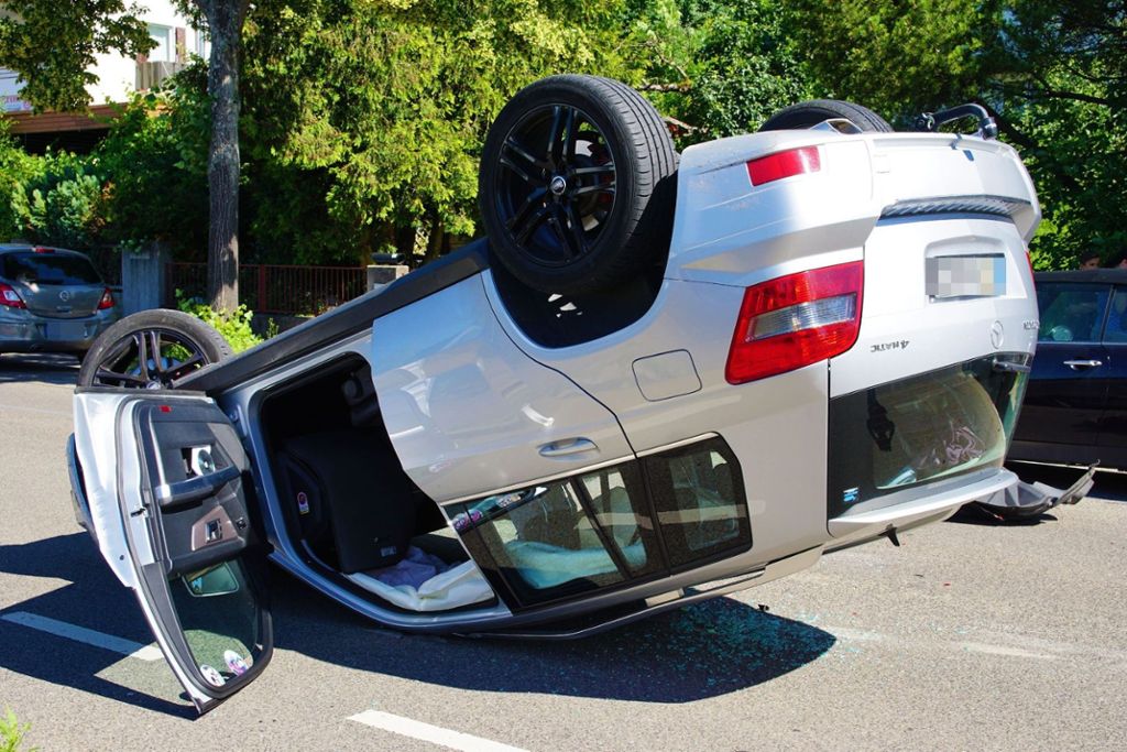 24.06.2019 Ein Auto hat sich bei einem Unfall in Plochingen überschlagen.