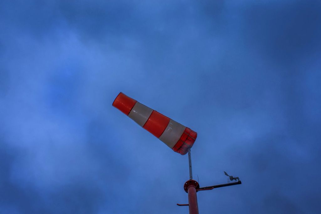 An der FESTO-Kreuzung weht der Orkan Ampeln auf Autos: Sturm trifft Baden-Württemberg