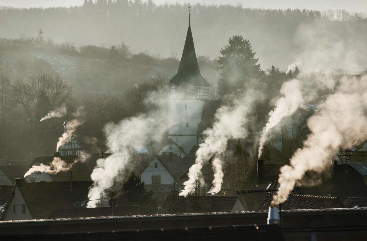 Rauchende Schornsteine, hier in Oberstenfeld im Landkreis Ludwigsburg, verursachen eine hohe Feinstaubbelastung. Foto: Imago//Ralf Polle