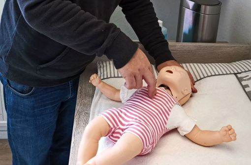 Bei Säuglingen wird die Herz-Druck-Massage nur mit zwei Fingern gemacht. An einer Puppe kann geübt werden. Foto: /Veronika Andreas