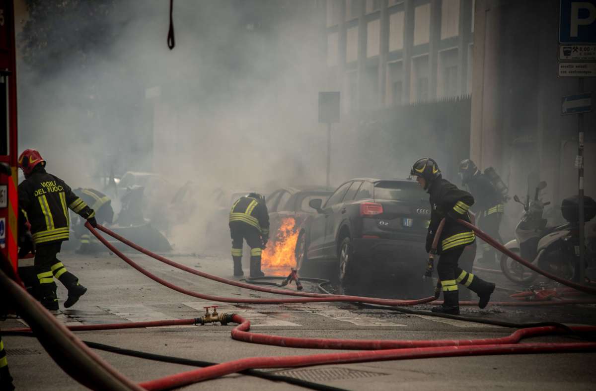 Explosion in Mailand: In der Innenstadt brennen Fahrzeuge