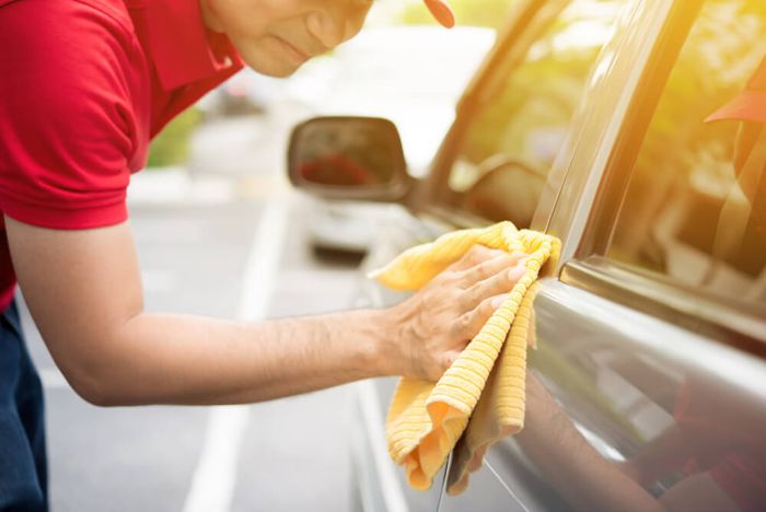 Sonnencreme-Flecken am Auto entfernen: Lack und Innenraum