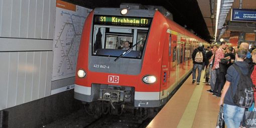 400 000 Fahrgäste benutzen täglich die S-Bahnen in der Region Stuttgart - und sind mit Zugausfällen und Verspätungen konfrontiert. Foto: dpa Quelle: Unbekannt