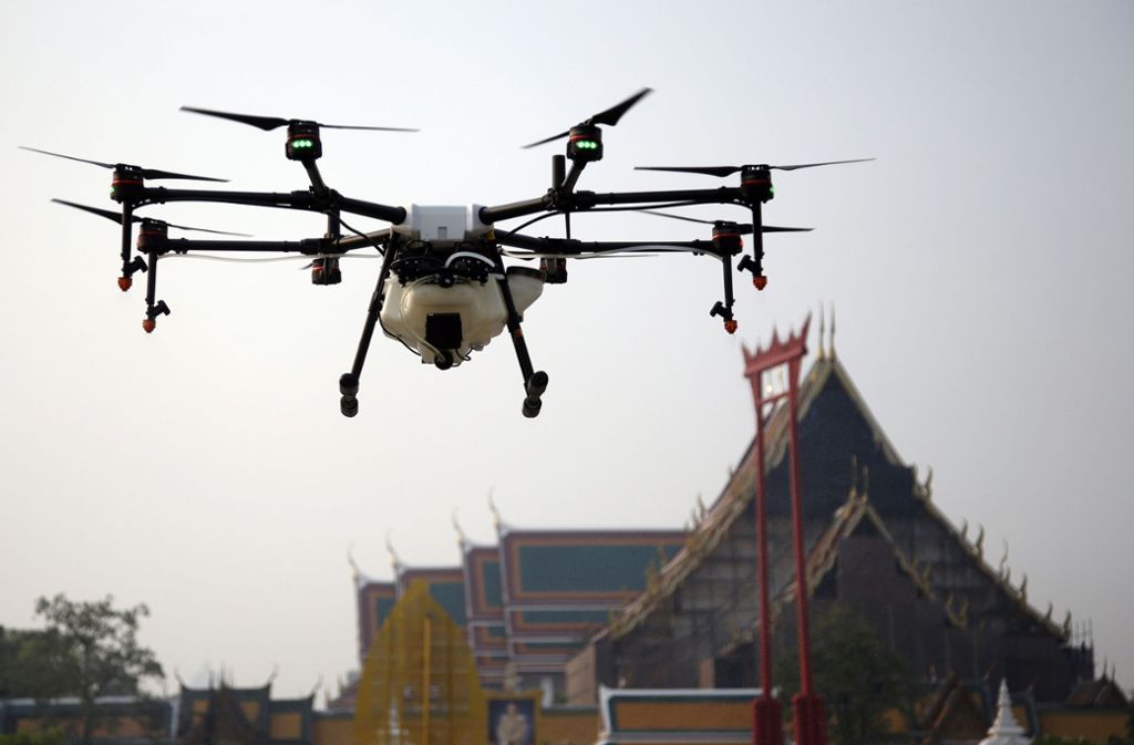 Airshow in China: 800 Drohnen formen synchron gigantische Flugzeuge
