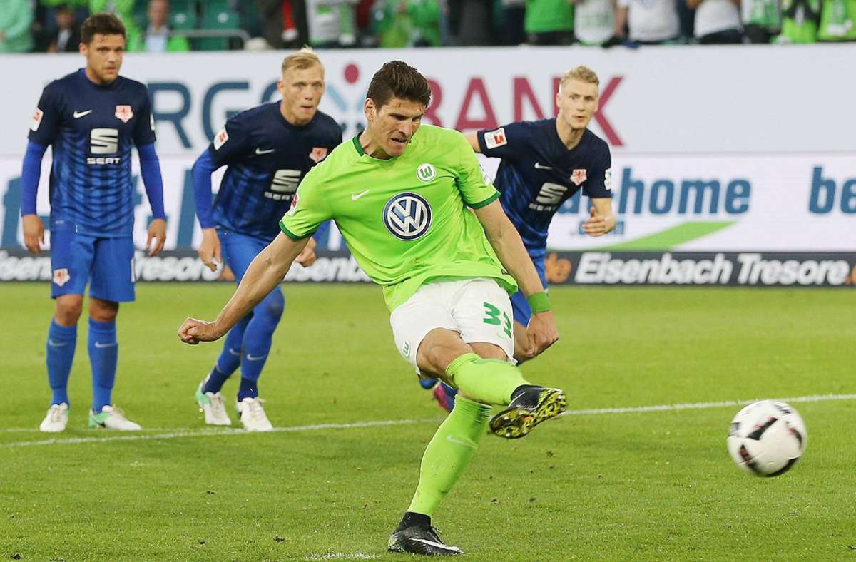 2017 verwandelte Mario Gomez für den VfL Wolfsburg einen wichtigen Elfmeter. In unserer Bildergalerie rollen wir unter anderem das Duell der Wölfe mit Eintracht Braunschweig auf.