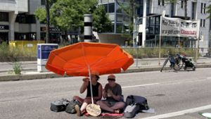 Umweltaktivisten machen Picknick auf Bundesstraße