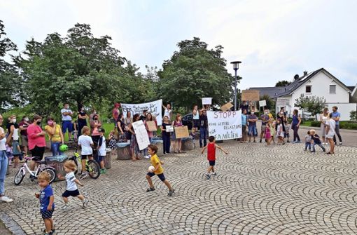 Vor der Sitzung des Gemeinderats demonstrieren Eltern vor dem Bürgerzentrum. Foto: Peter Stotz
