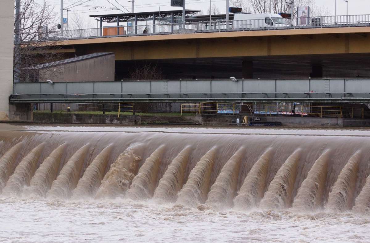 Wassermassen rauschen in Stuttgart am Neckar eine Schleuse hinunter.