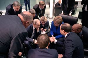 Wladimir Putin (4.v.l.), Präsident von Russland, unterhält sich Bundeskanzlerin Angela Merkel (3.v.r., CDU) und Abdel Fattah al-Sisi (2.v.r.), Präsident von Ägypten, bei einem Treffen während der Libyen-Konferenz. Foto: dpa/Alexei Nikolsky