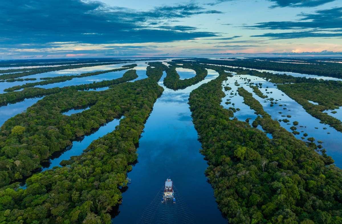 An manchen Stellen schlängelt sich der Amazonas mehrspurig durch das dichte Grün des Regenwaldes. Foto: D/nnis Schmelz