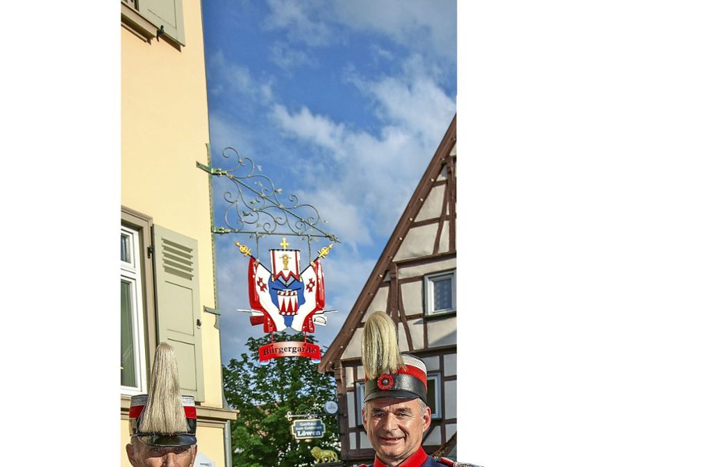 Großen Wert auf Brauchtum und Tradition legen Heinrich Zahn (links) und Kommandant Michael Mayer.
