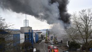 Halle in Industriegebiet brennt erneut