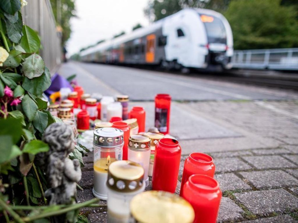 Tod auf den Schienen: Frau vor Zug gestoßen: Richter schicken Täter in Psychiatrie