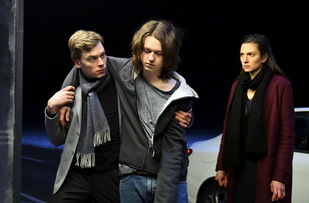 Maxim (Franz Pätzold, l.) und Sylvie (Laura de Boer) setzen  Finn (Jeremias Meyer) nach einem Unfall wieder ab.