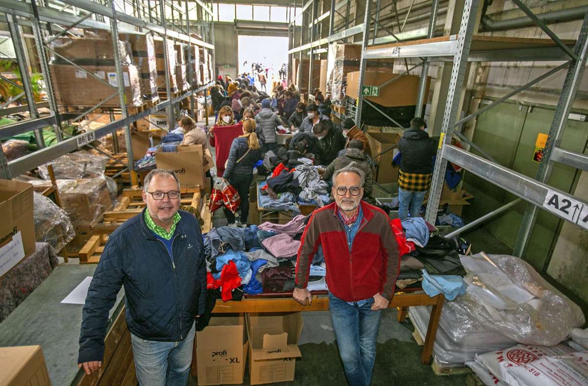 Kleiderspendenaktion in Esslingen: Flüchtlinge greifen zu – und packen mit an