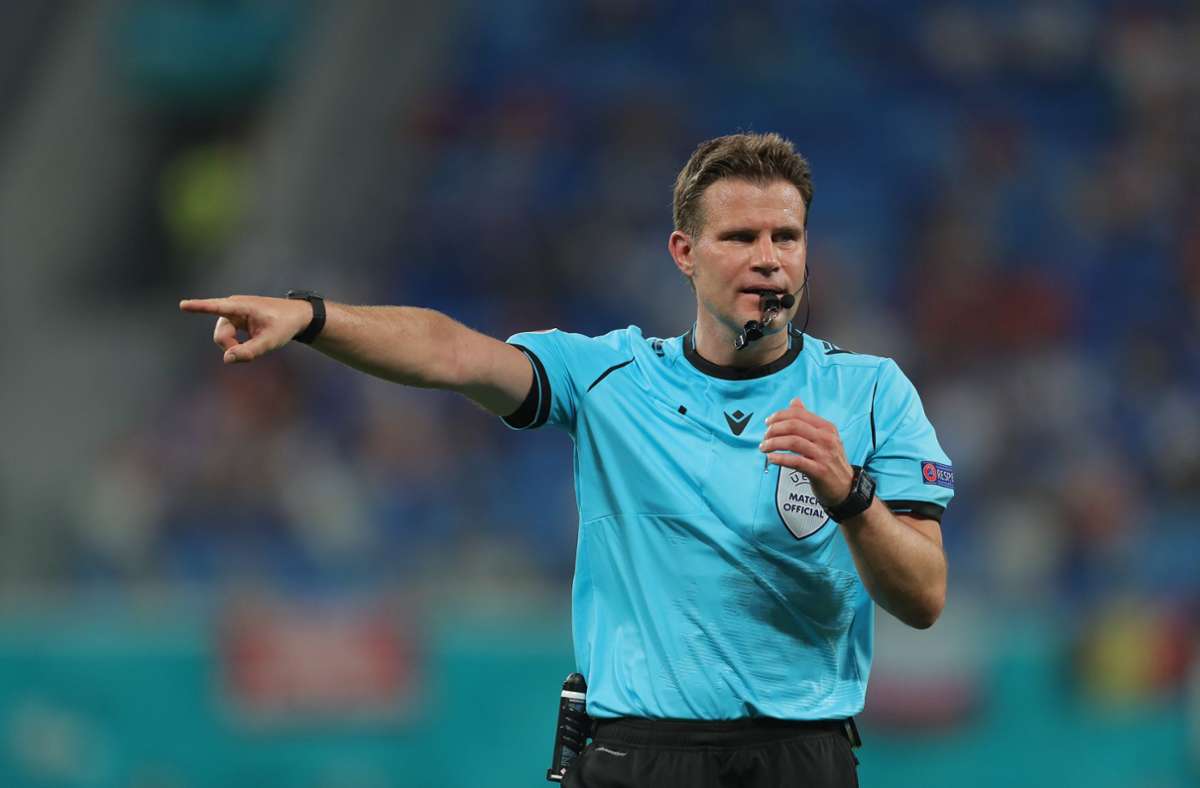 Der deutsche Schiedsrichter Felix Brych  pfiff die Partie Finnland gegen Belgien.