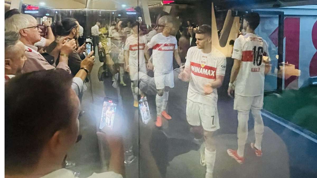 Tunnelclub-Gäste fotografieren die VfB-Spieler durch die Glasscheibe.