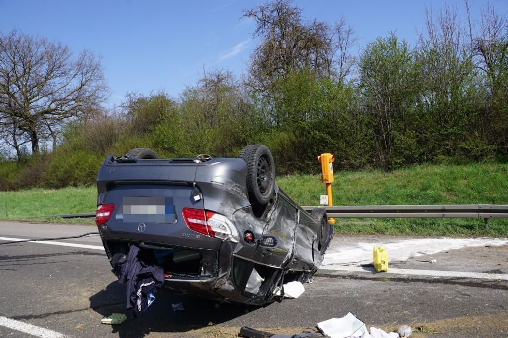 68 000 Euro Schaden und fünf Verletzte: Schwerer Unfall auf A8 nahe Köngen