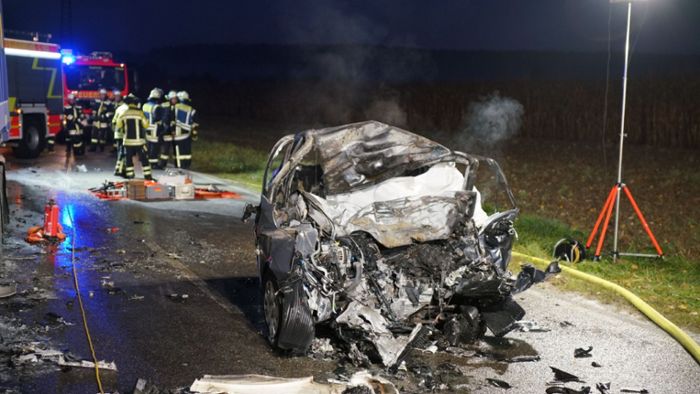Autofahrer stirbt nach Frontalkollision mit Lkw