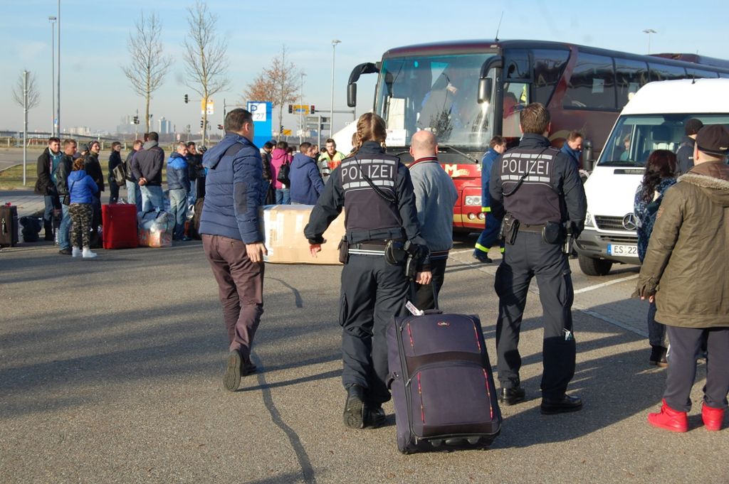Polizei durchsucht Fernbusse nach Diebesgut: Buskontrollen am Stuttgarter Flughafen