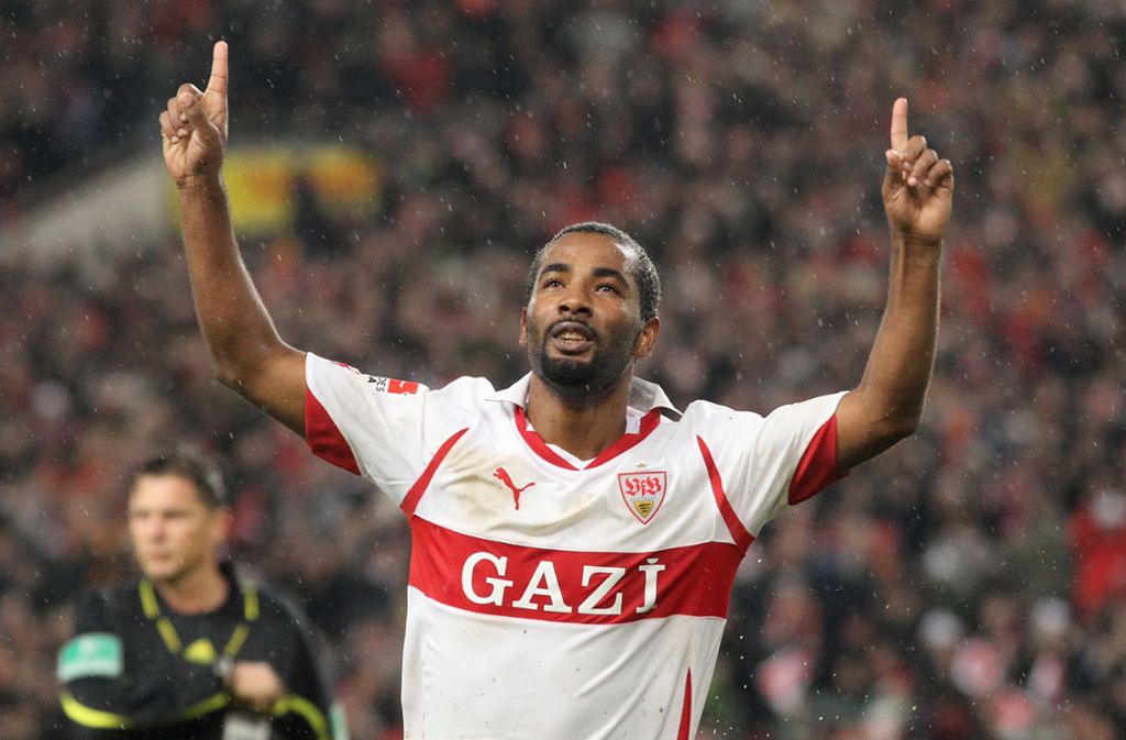 Diese Finger lügen nicht: Cacau feiert im Novemberregen 2010 zwei Tore gegen Werder Bremen.