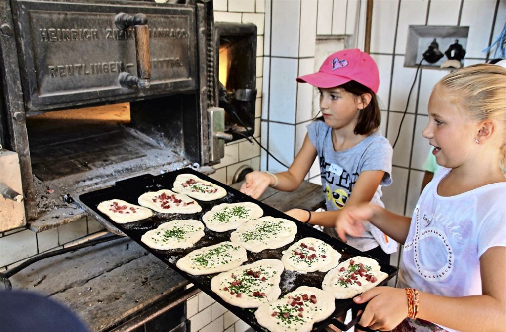 Backhaus fest in Kinderhand – 35 Schüler zeigen ihr Können am Ofen und machen Marmelade: Dätscher und Brot aus dem Holzbackofen