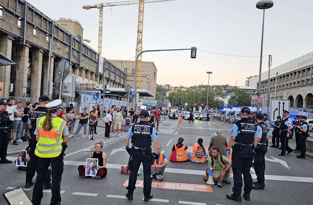 „Letzte Generation“ in Stuttgart: Aktivisten blockieren Straße – und behindern so zwei Rettungswagen