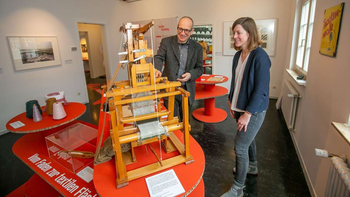 Museumsleiter Hansjörg Albrecht und seine Stellvertreterin Christiane Benecke begutachten das Modell eines Webstuhls aus dem 19. Jahrhundert.