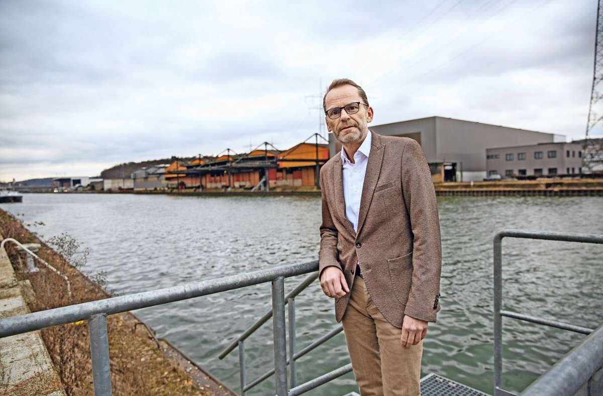 Die Geschäfte am Plochinger Hafen laufen überwiegend gut. Das freut den Geschäftsführer Gerhard Straub. Foto: Ines Rudel