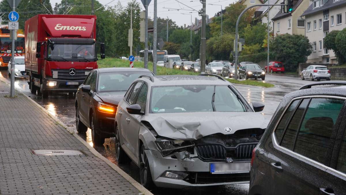 Polizei bittet um Zeugenhinweise: Unfall sorgt für Staus in Bad Cannstatt -  Stuttgart - Esslinger Zeitung