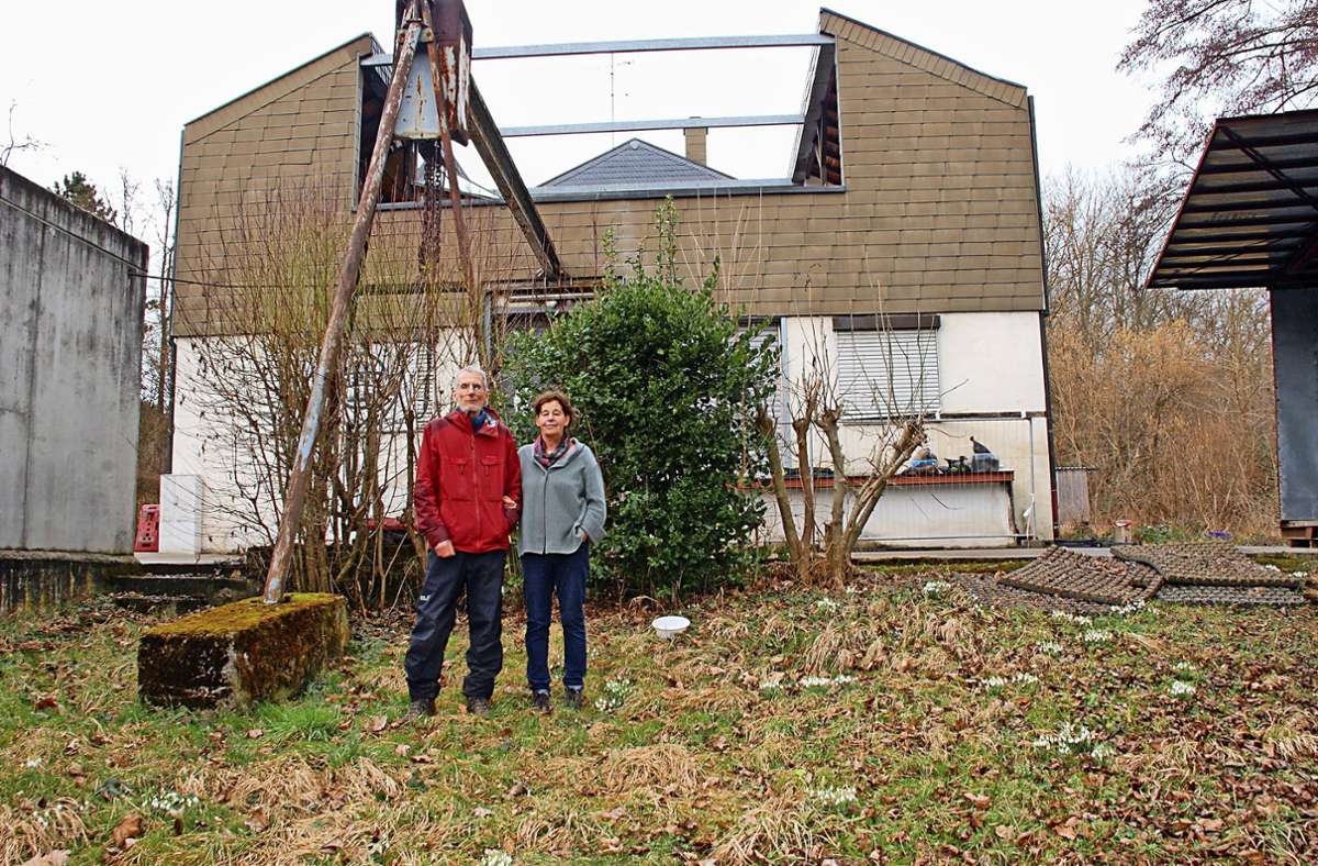 Günther und Christiane Rapp vor der alten Fabrik am Krähenbach. Foto: /Peter Stotz