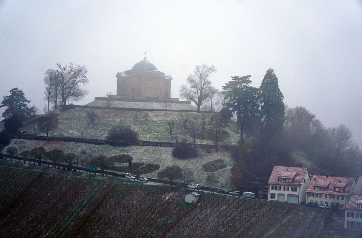 Das Bild von der Grabkapelle am Rotenberg zeigt die hauchzart Schneeschicht.