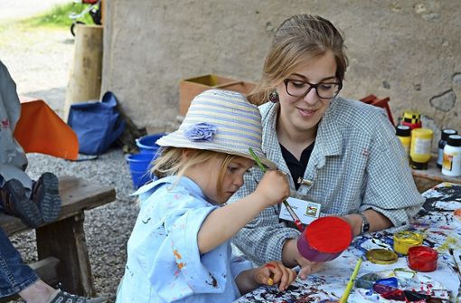 Beim Pfingstferienprogramm im Vogtsbauernhof können die Kinder Spanschachteln in bunte Kunstwerke verwandeln. Foto: Schwarzwälder Freilichtmuseum -  Schwarzwälder Freilichtmuseum